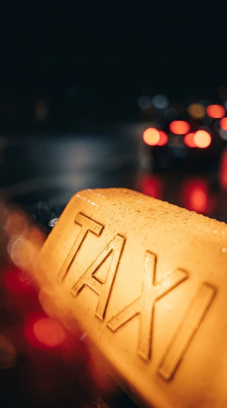 Beleuchtetes Taxi-Dachschild bei Nacht in Hamburg